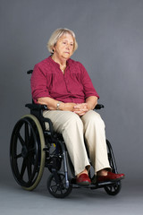 Fototapeta na wymiar Sad senior kobieta na wózku inwalidzkim