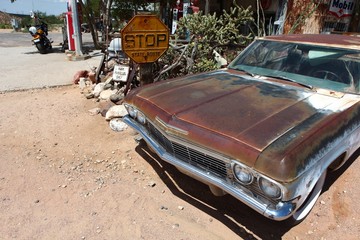 vieille voiture américaine abandonnée