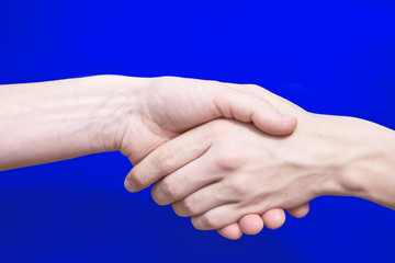 Handschlag vor Blauem Hintergrund