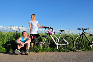 Radfahrer am Feldweg