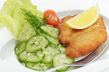 Schweineschnitzel mit Gurkensalat
