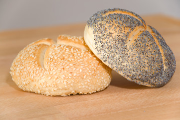 Mohnbrötchen und Sesambrötchen