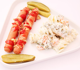 Würstchen mit Nudelsalat