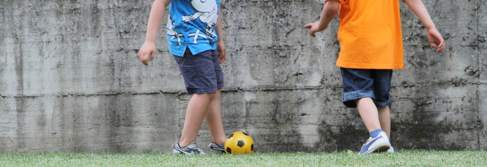 BAmbini giocano a calcio in giardino