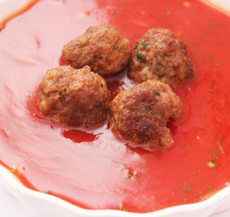 Tomatensuppe mit Fleischbällchen