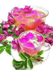 Obraz na płótnie Canvas punch cocktail tea drink with wild rose