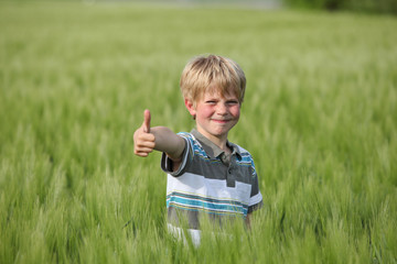 Kind im Feld © Coloures-Pic