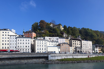Fototapeta na wymiar budynków wzdłuż Salzbach rzeki w mieście Salzburg
