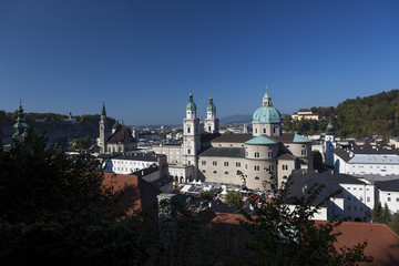 Fototapeta na wymiar Salzburg katedra i kościół wieże