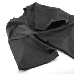 schwarzes T-Shirt auf weissem Hintergrund