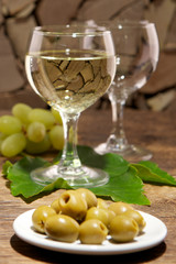 Weiswein Oliven Stielleben
