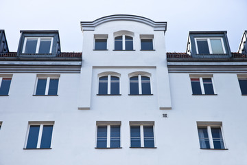 Obraz premium weißes Haus mit Dachwohnung