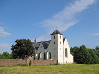 Fototapeta na wymiar Kirche in Dünnwald