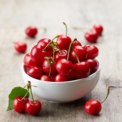 Obraz na płótnie Canvas fresh red cherries