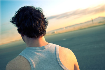 Fototapeta premium hombre de espaldas en paisaje de atardecer