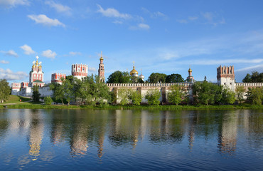 Fototapeta na wymiar Новодевичий монастырь в Москве.