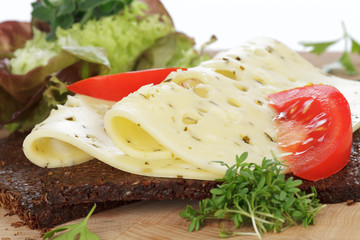 Bärlauchkäse auf Schwarzbrot