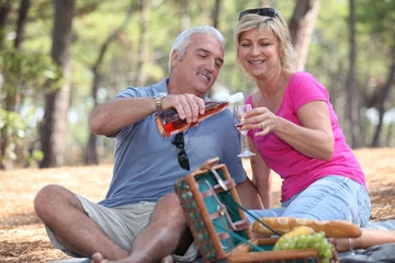 Zelfklevend Fotobehang Couple having a picnic © auremar