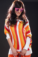 Frau im Hippi Style und Sonnenbrille lacht Porträt