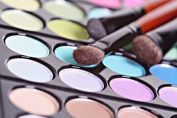 Makeup brushes and make-up eye shadows