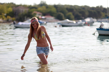 junge Frau im Meer