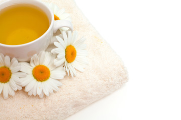 Obraz na płótnie Canvas camomile tea on bath towel