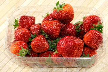 Erdbeeren in der Plastikschale