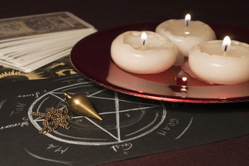 Tarotkarten, Pendel und Kerzen