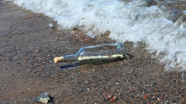 Flaschenpost am Strand