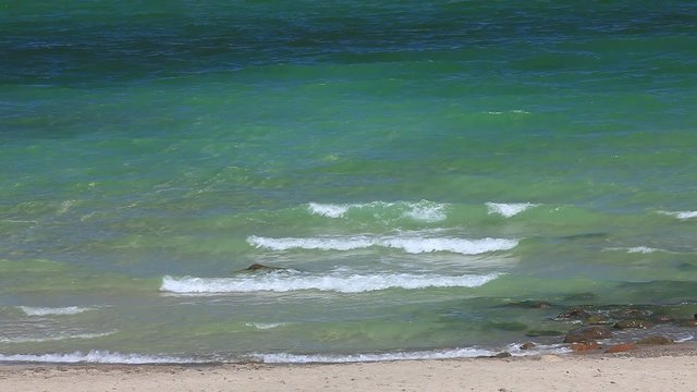 Wellen am brechen sich am sch&ouml;nen Ostseestrand