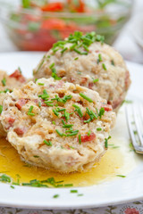 Semmel-Wurst-Knödel mit Tomatensalat