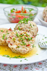 Semmel-Wurst-Knödel mit Tomatensalat