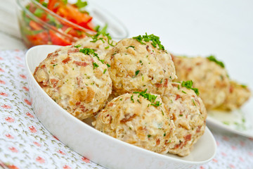 Semmelknödel in der Schüssel