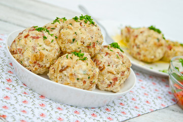 Semmelknödel in der Schüssel
