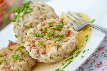 Semmelknödel mit Buttertunke