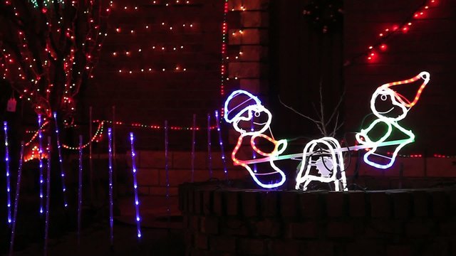 Lutins de no&euml;l sur baln&ccedil;oire avec n&eacute;ons et leds clignotantes
