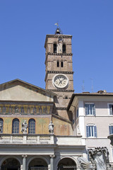 Fototapeta na wymiar Dzwonnica z zegarem Santa Maria in Trastevere