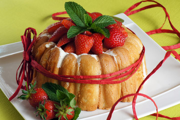 charlotte aux fraises en raphia 8