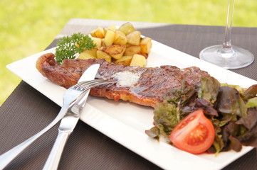 noix de veau et ses cubes de pommes de terre