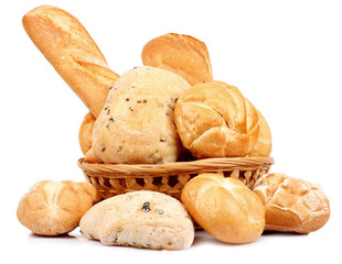 Cesta di pane su sfondo bianco