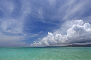 連なる白い雲と美しい海