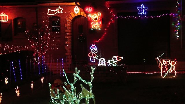 Illuminaions avec lutins et pere noel pendant les f&ecirc;tes
