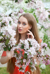 Naklejka premium Girl in spring flowers
