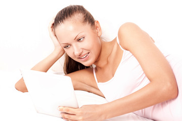 Obraz premium smiling young woman holding tablet pc