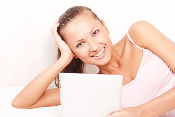 Obraz premium smiling young woman holding tablet pc