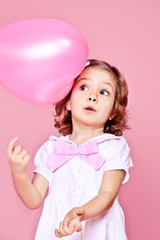 Obraz na płótnie Canvas Sweet girl with pink balloon