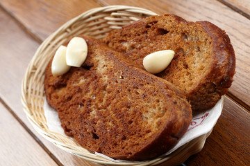 toast with garlic