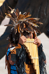 Garçon indien jouant de la flûte de Pan
