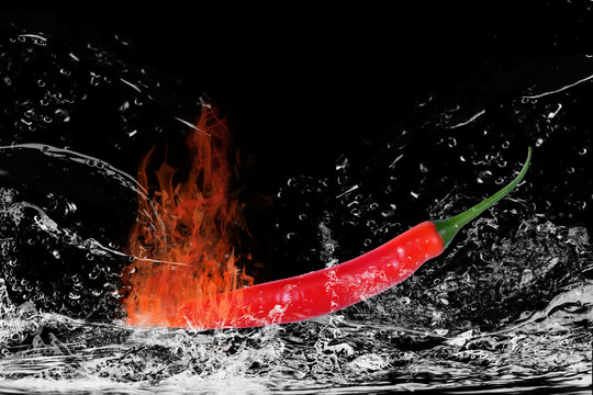 Brennende Chilischote mit Wasserspritzern