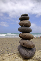 Strandurlaub mit Steinpyramide